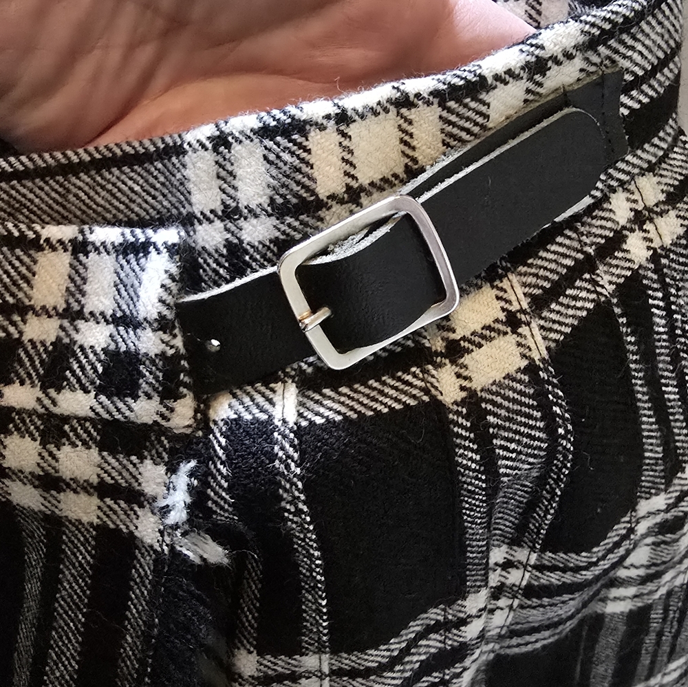 Vintage Black and White Cream Tartan Kilt Kilted Skirt Wool Leather Buckles - Picture 6 of 12